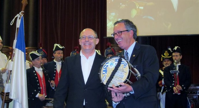 Izagirre entrega el Tambor de Oro a Joaquin Fuentes