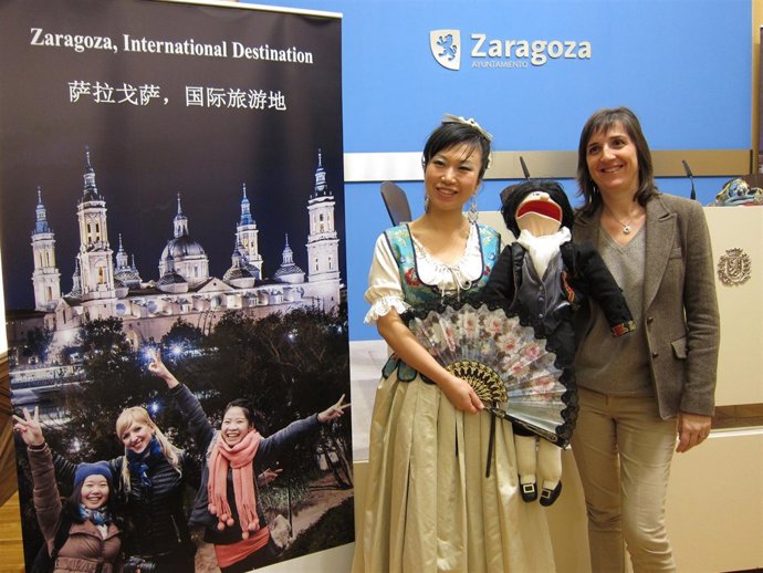 La concejal Lola Ranera junto a una actriz china vestida como una maja de Goya