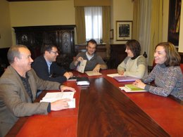 Reunión de los representantes de la Escuela Taller y el Ayuntamiento de Teruel.