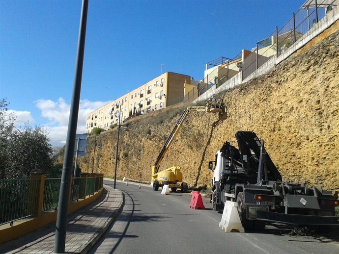 Comienzo de obras en un talud de Alcalá de Guadaíra