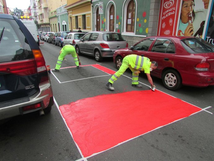 Operarios del Ayuntamiento poniendo señales de la Zona 30