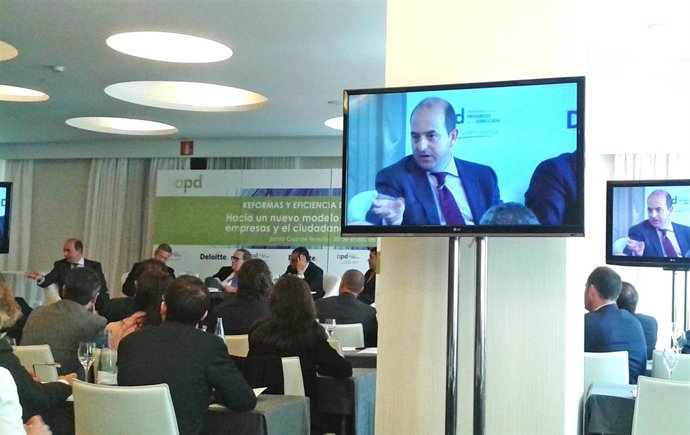 La imagen de Cardona de fondo y en varias pantallas en una de sus intervenciones