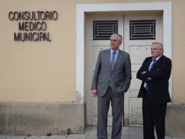 Suárez y el alcalde de Villanueva de Gállego en su visita al Consultorio Médico
