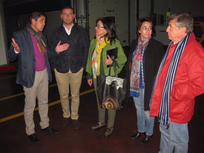 González Bayo visita una cooperativa en Moguer. 