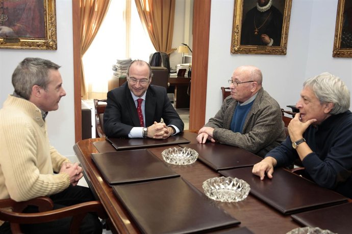 La asociación amigos de Calar Alto con el alcalde de Almería