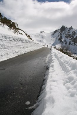 Carretera de montaña con nieve