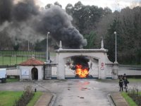Arranca la reunión de Sniace mientras arden neumáticos