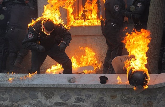 Varios policías en llamas en una manifestación