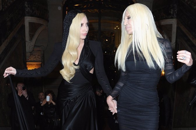Lady Gaga y Donatella Versace lucen como si fuesen madre e hija