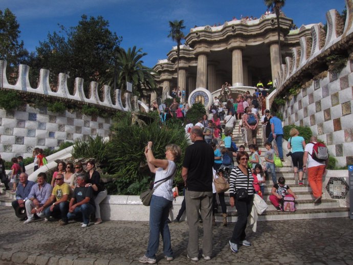 El parque Güell de Barcelona repleto de turistas