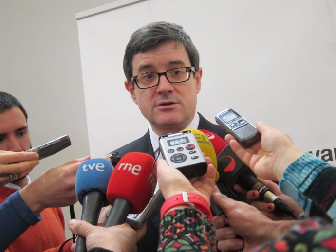 El consejero de Educación, José Iribas, atendiendo a los periodistas