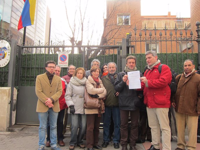 Manifestantes ante la Embajada de colombia en España