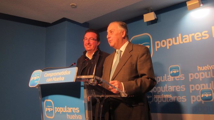 El subdelegado del Gobierno de Huelva, Enrique Pérez Viguera, y Manuel Andrés.