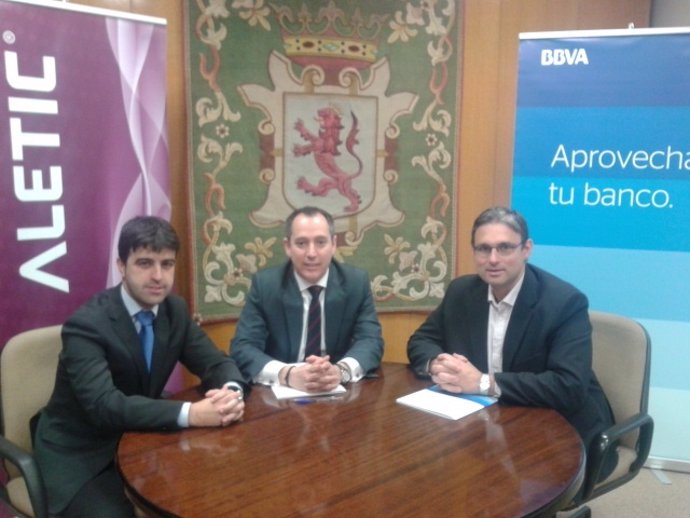 Momento de la firma del convenio de colaboración entre Aletic y BBVA.