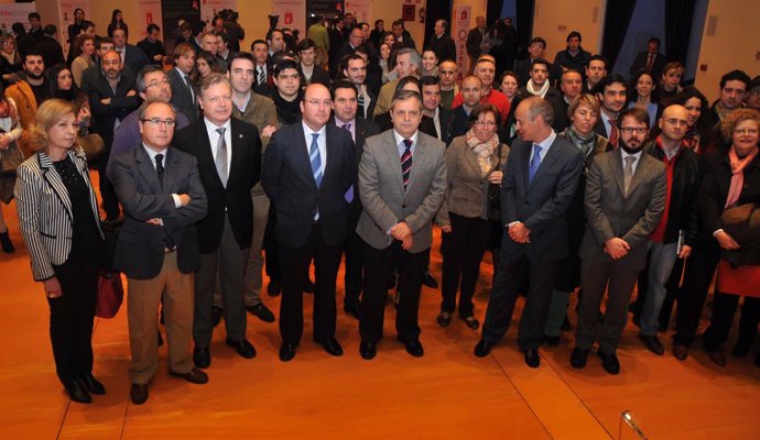 Fuentes (centro)  y el resto de autoridades con los empresarios