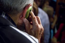 Fidel Castro hablando a través del móvil