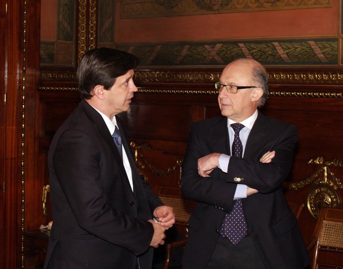 El ministro Cristóbal Montoro con el consejero canario Javier González Ortiz