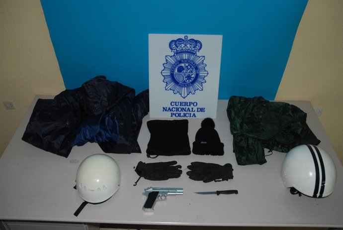 Objetos incautados a detenidos por tres robos en bares de Linares (Jaén)
