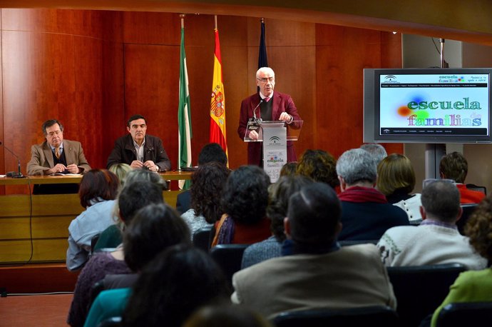 El consejero de Educación andaluz, Luciano Alonso, presenta 'Escuela de Familias