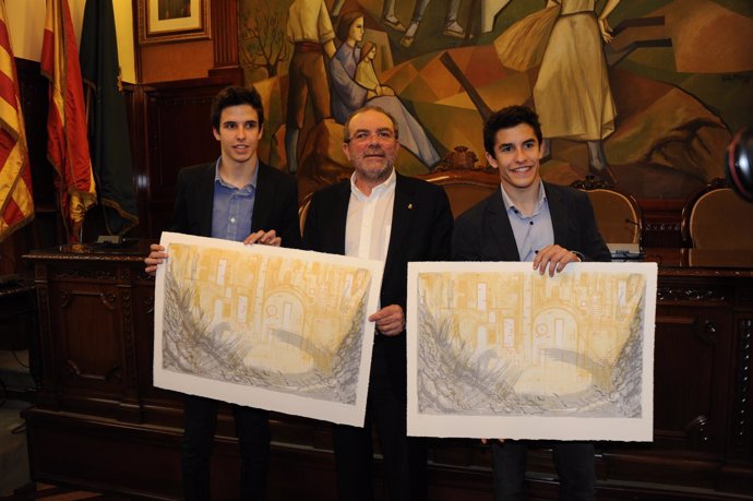 Los pilotos Àlex y Marc Màrquez con el presidente de la Diputación de Lleida