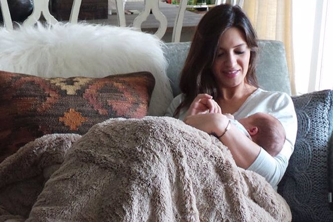 Sara Carbonero posa feliz en casa junto a su bebé Martín