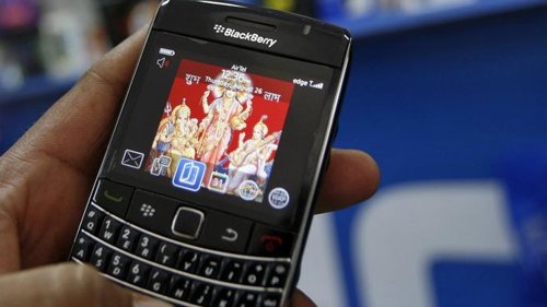 Imagen de archivo de una persona con un teléfono BlackBerry en Ahmedabad, India