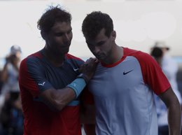 Rafa Nadal consuela a Dimitrov tras eliminarle en los cuartos de Australia