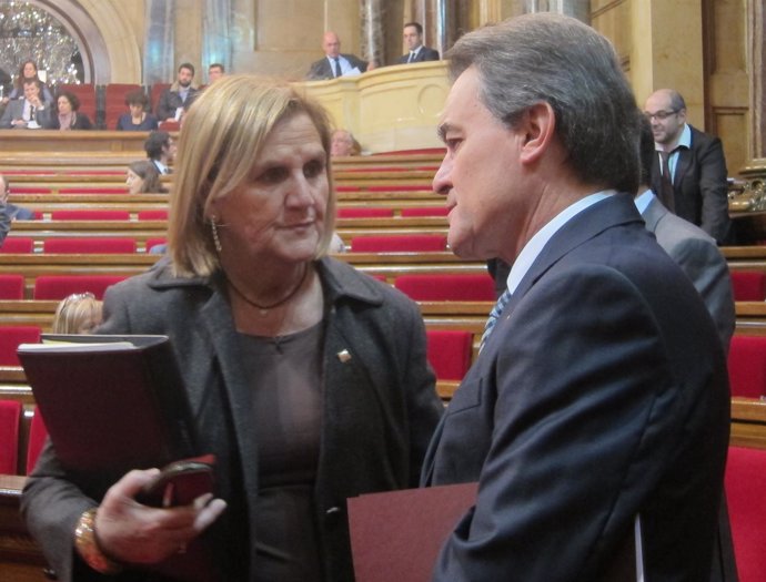 Núria de Gispert y Artur Mas, en el Parlament