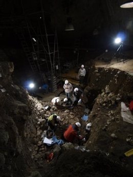 Excavación del humano restos neolíticos de la cueva Portalón