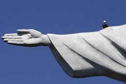 Un trabajador en la estatua del Cristo Redentor de Río de Janeiro