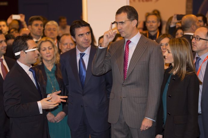 El Príncipe Felipe, doña Letizia y José Manuel Soria en Fitur