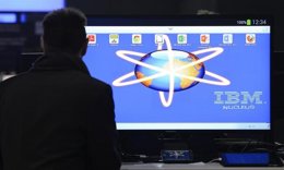 Un empleado instala un computador en el stand de IBM