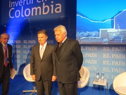 Juan Manuel Santos y Felipe González en un coloquio organizado por 'El País'