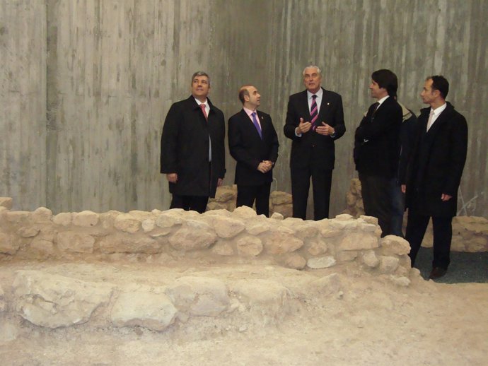 Suárez ha visitado los restos arqueológicos aparecidos en la sede comarcal