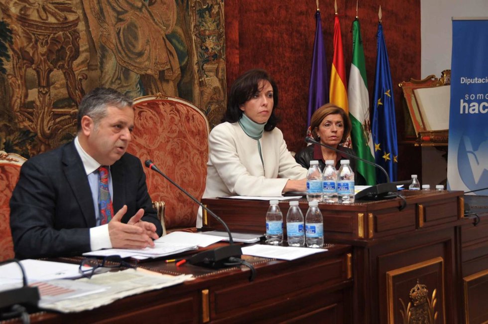 Fuentes (izda.) explica el presupuesto junto a Ceballos y Botella en el Pleno