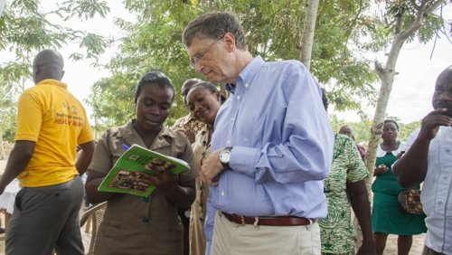 Bill Gates en un viaje a Ghana