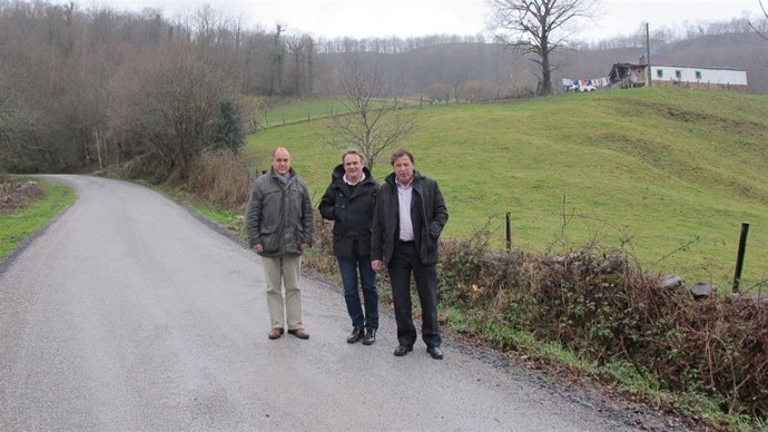 Visita a las obras de mejora en los accesos a los dos barrios