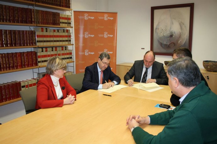 Firma del acuerdo del CITA con el Ayuntamiento de Fraga. 