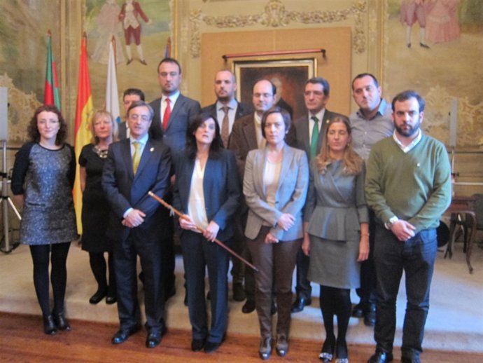 Foto de grupo tras el pleno de la moción