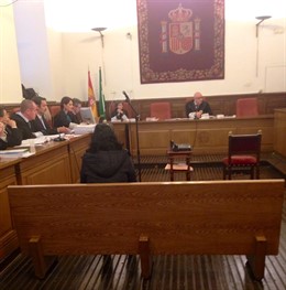 Juicio a una mujer acusada de estrangular hasta la muerte a su marido