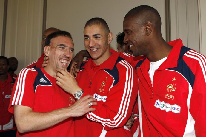 Ribery, Benzema y Abidal en una concetración con la selección francesa
