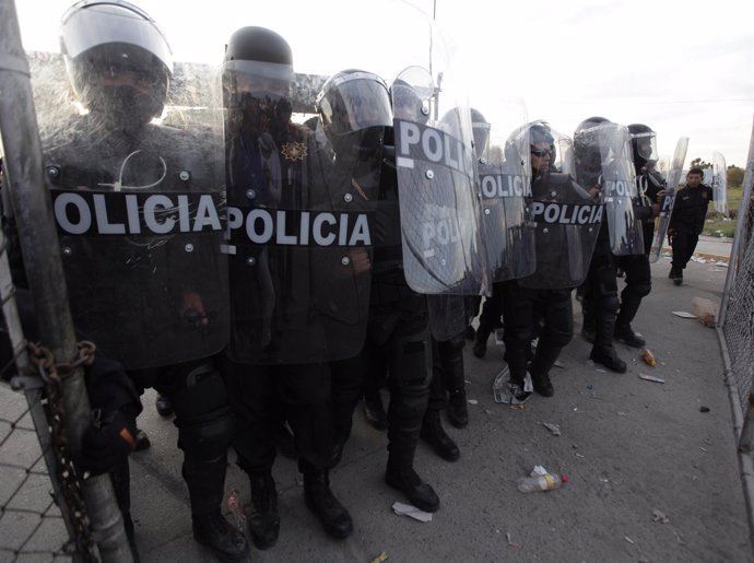 Policía En El Exterior De La Cárcel Mexicana De Apodaca