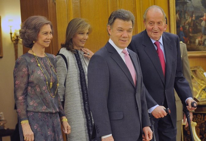 El Rey recibe al presidente de Colombia ayudado por sus muletas