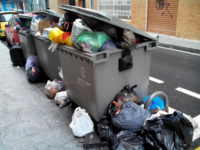 Contenedores repletos, en la ciudad de Alicante