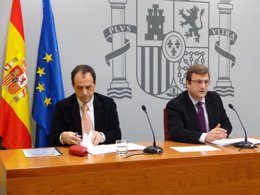 El delegado del Gobierno, Alberto Bretón, y el secretario, Javier Arribas