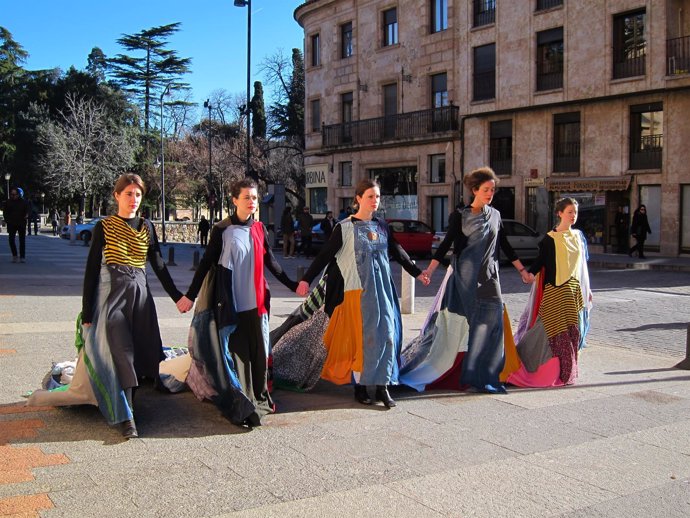 Mónica Solar, centro, viste junto a otras jóvenes su creación textil 'Candela'