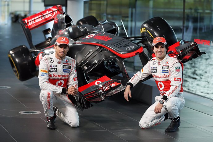 Jension Button y Sergio Pérez con el nuevo MP4-28