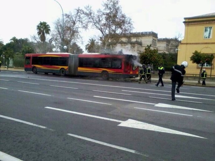 Uno de los autobuses incendiados.