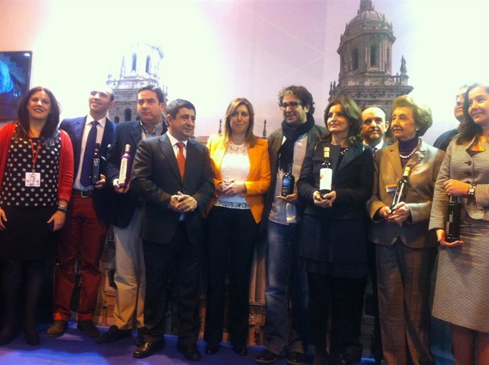 Susana Díaz se une al mostrador de Jaén en Fitur