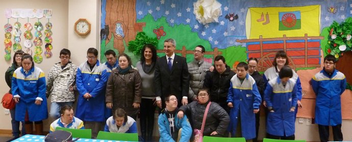 Carlos Siñeriz (cajastur) con la Asociación Down del Principado. 